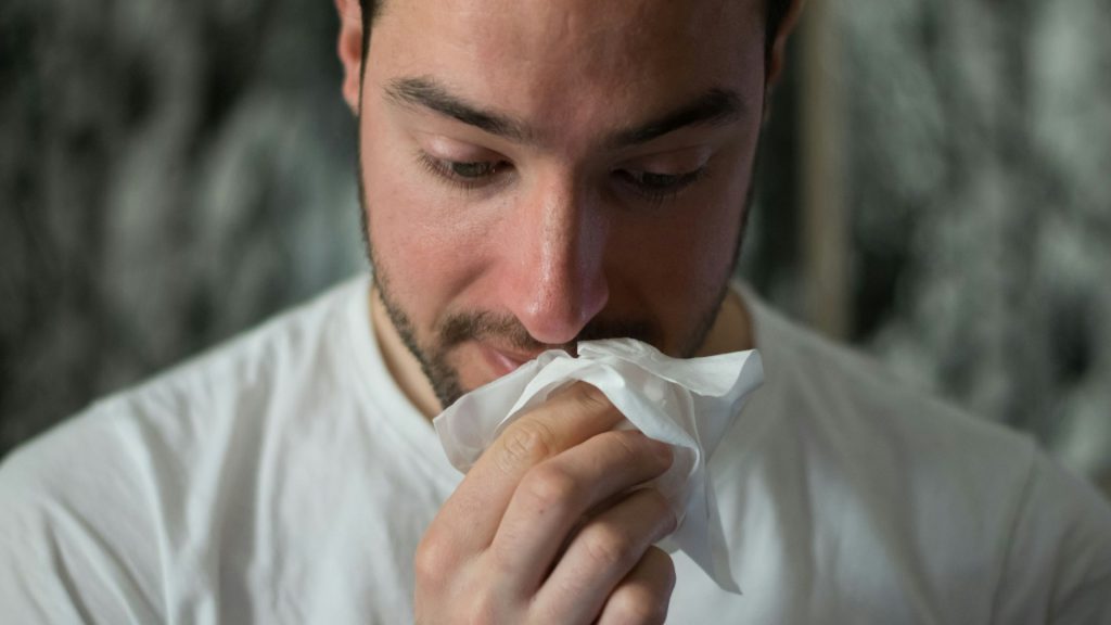 mężczyzna zmagający się z alergią