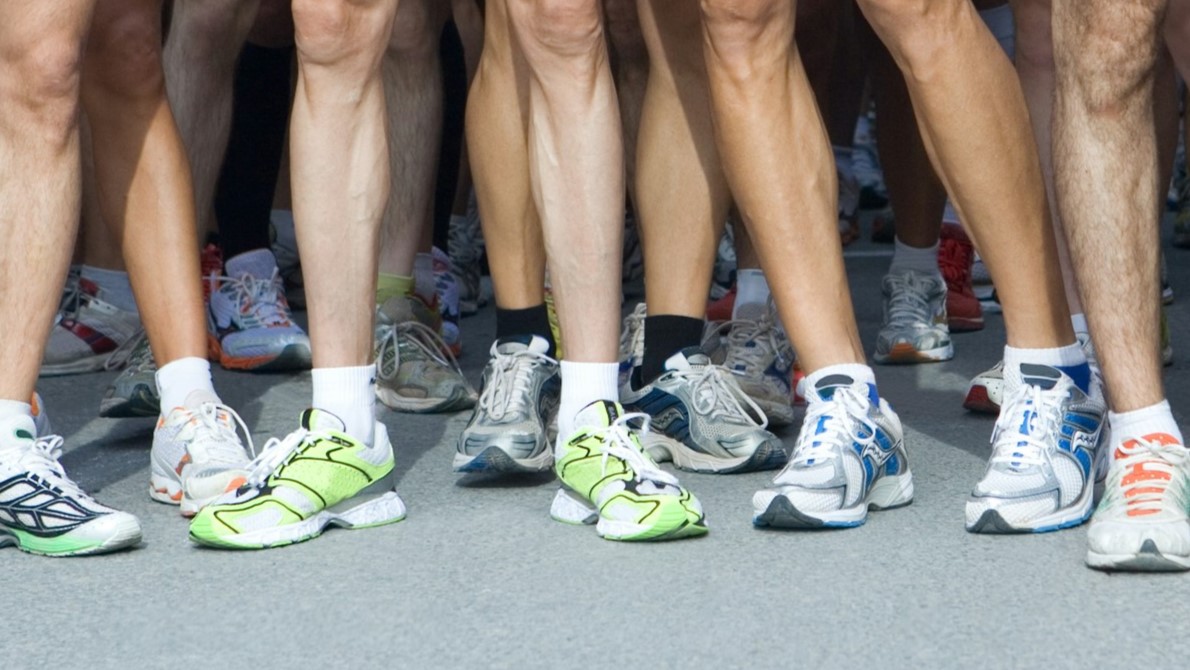 biegacze i różne buty do biegania