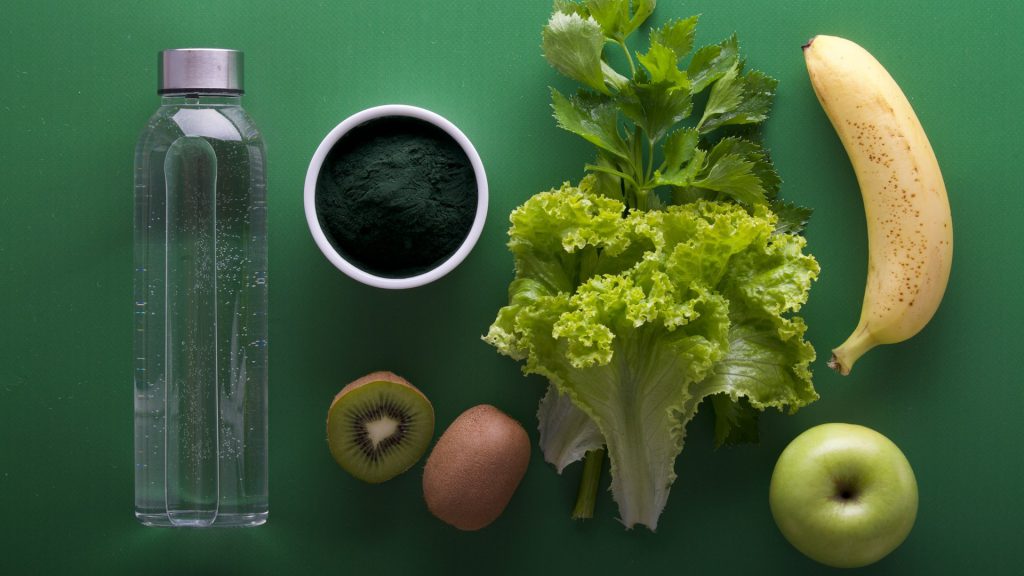 butelka wody, warzywa i owoce z błonnikiem na mikrobiom jelitowy