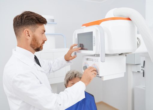 Specjalista przygotowuje urządzenie do wykonania badania USG biodra w nowoczesnej klinice w Krakowie.