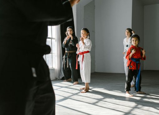 Osoby na zajęciach sztuki walki dla dzieci