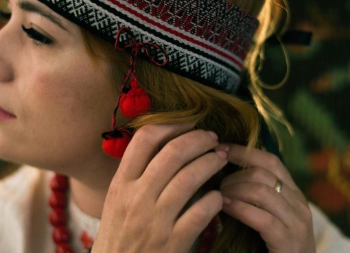 Osoba ubrana w strój dla kół gospodyń wiejskich.