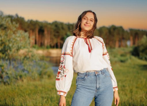 Kobieta nosząca torebkę góralska