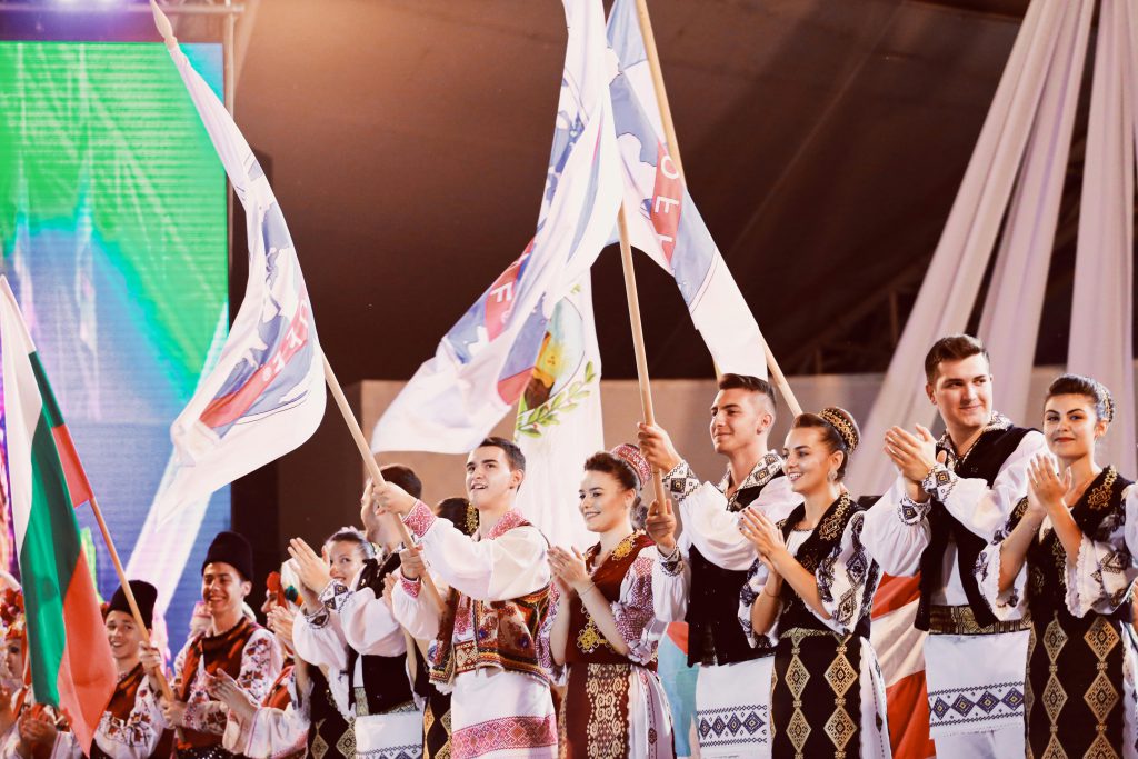 Osoby noszące torebki góralskie