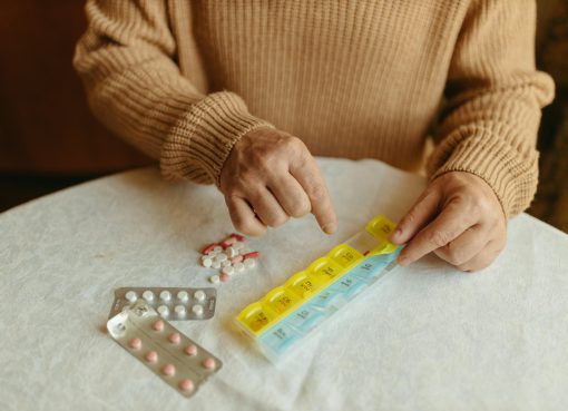 Osoba zażywająca suplementy dla osób starszych