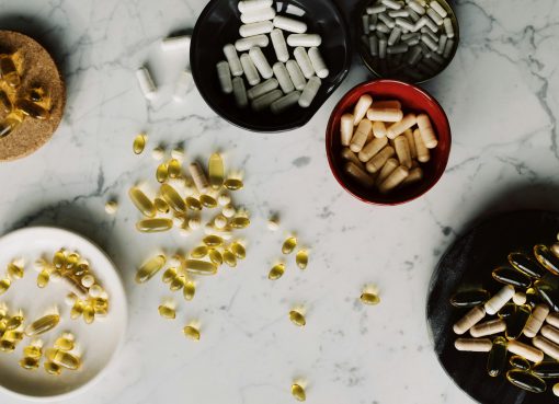 Suplementy dla sportowców w misce na stole