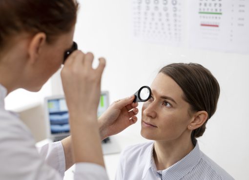 Chirurg okulista przygotowuje pacjenta do laserowej korekcji krótkowzroczności.